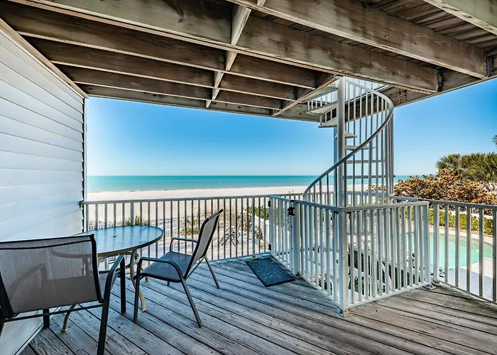 Joyce's Beachfront #3 Apartment *